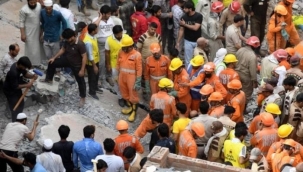 Hindistan'da 4 katlı binanın çökmesi sonucu 4 kişi hayatını kaybetti