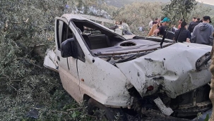 Kontrolden çıktı, tarlaya daldı! Hurdaya dönen kamyonetten burnu bile kanamadan çıktı