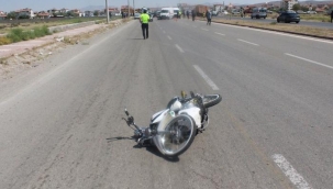 Ehliyetsiz sürücü, 'dur' ihtarına uymadı, motosikleti ile polise çarptı