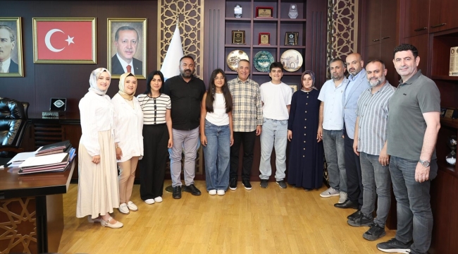 Sultangazi'nin Gururu: İki LGS Birincisi Başkan Dursun'u Ziyaret Etti