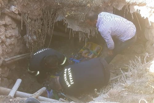 Adıyaman'da göçük altında kalan yaşlı kadın itfaiye ekiplerince kurtarıldı