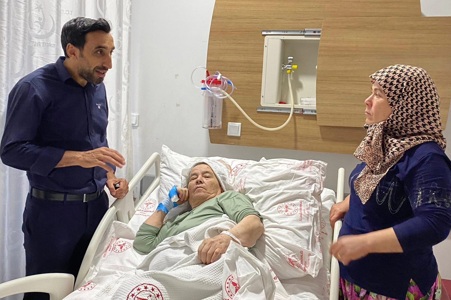 Bursa'da yangın mağduru engelli hastaya Gürsu SHM'den moral ziyareti