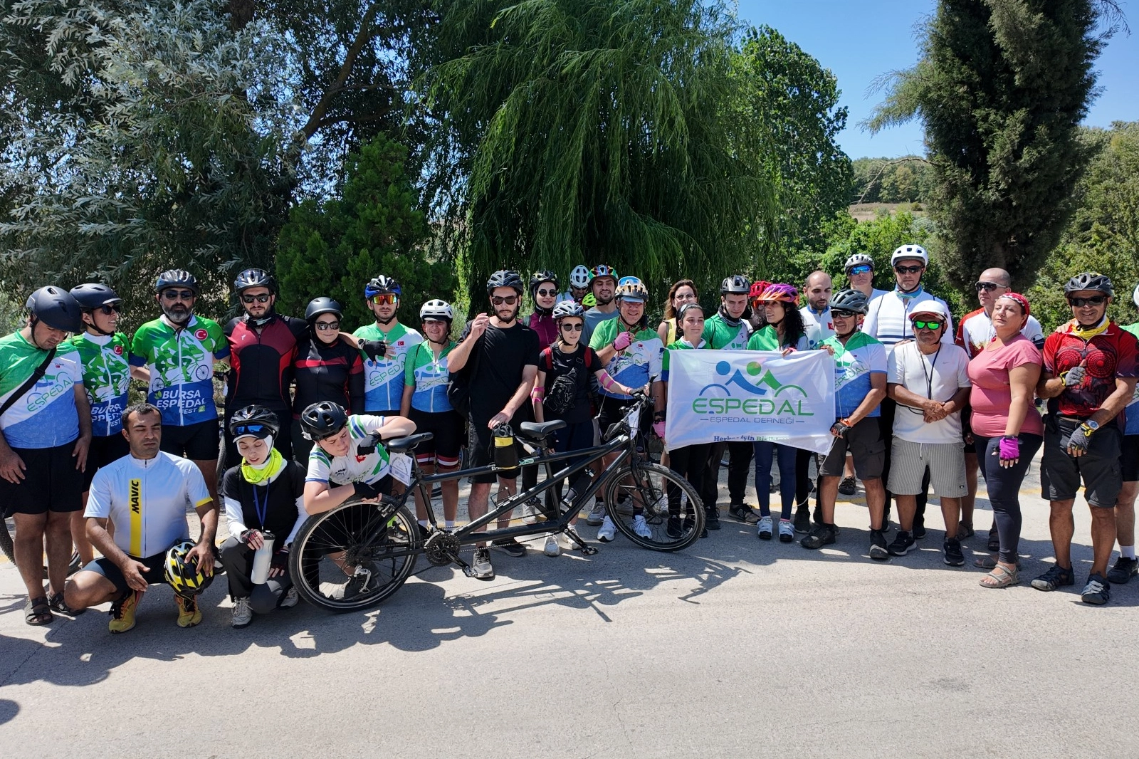 Tandem bisikletlerle Kocaeli'de umuda pedal çevirdi