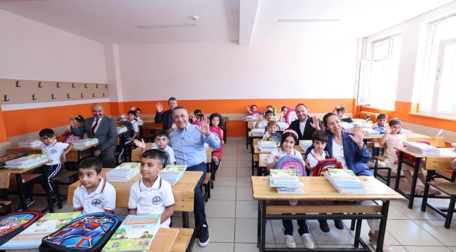 15 Bin Öğrenciye Çanta ve Kırtasiye Seti Hediye Edildi