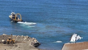 Denize indirildikten sonra batmıştı! Lüks yatı çıkarma çalışmaları sürüyor