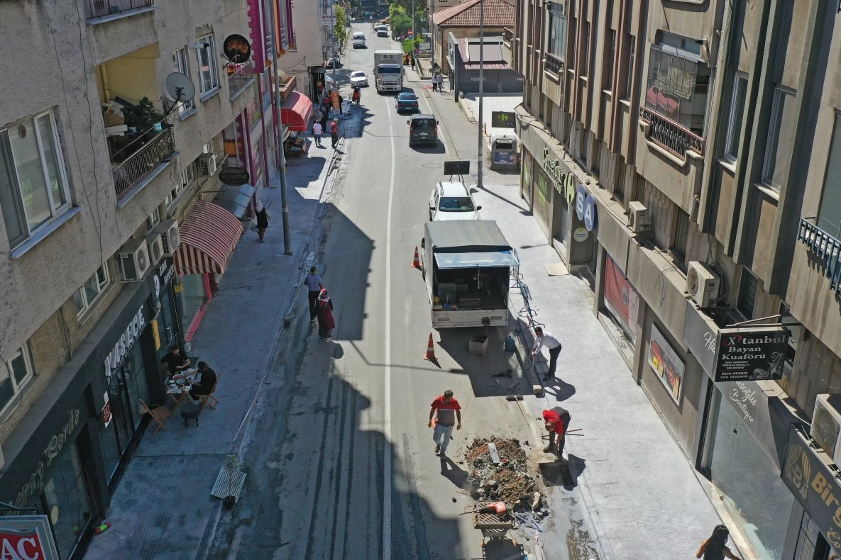 Ordu Ünye Saray Caddesi'nde kaldırımlar yenileniyor