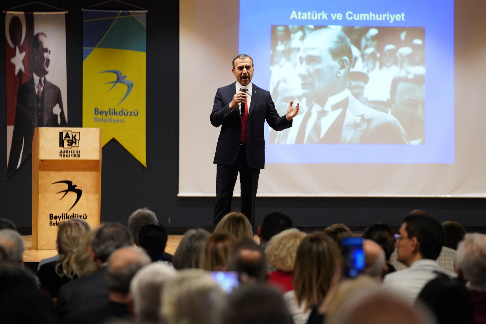 İstanbul Beylikdüzü'nde 'Atatürk ve Cumhuriyet' söyleşisi