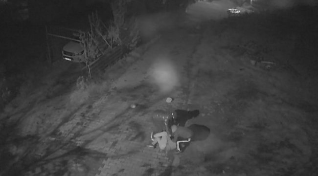 Altın çantasıyla evine girmek isteyen yaşlı adam gasbedildi: Dehşet anları kamerada