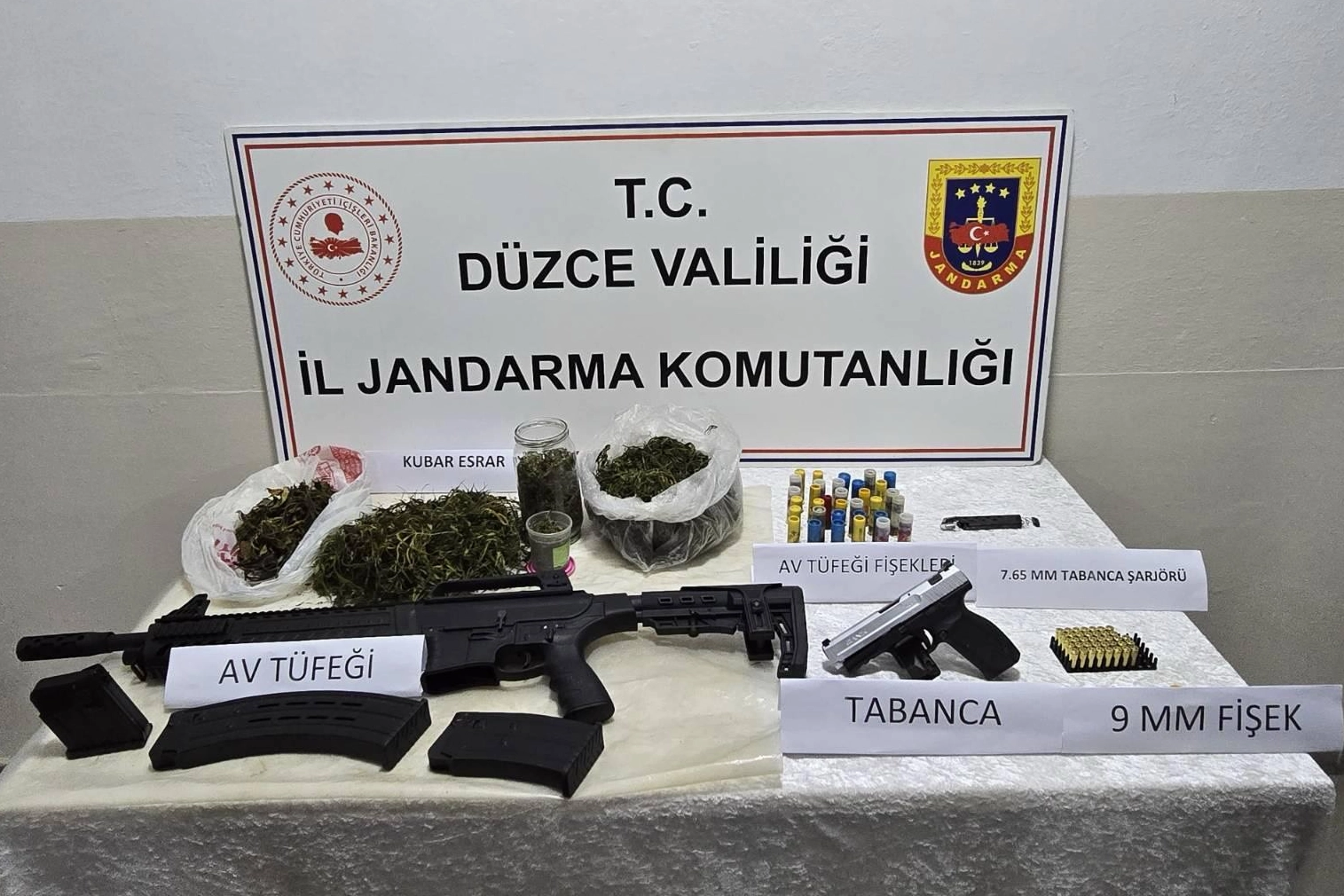 Düzce Gölyaka'da uyuşturucu ve silah operasyonu