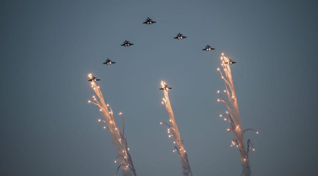 İskandinav ülkelerinin hava kuvvetlerinden 'Noel Ağacı' koreografisi