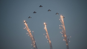 İskandinav ülkelerinin hava kuvvetlerinden 'Noel Ağacı' koreografisi