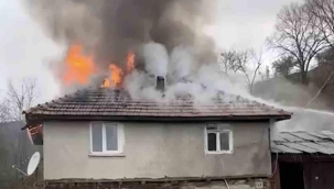 Kastamonu'da 2 katlı ev alev alev yandı