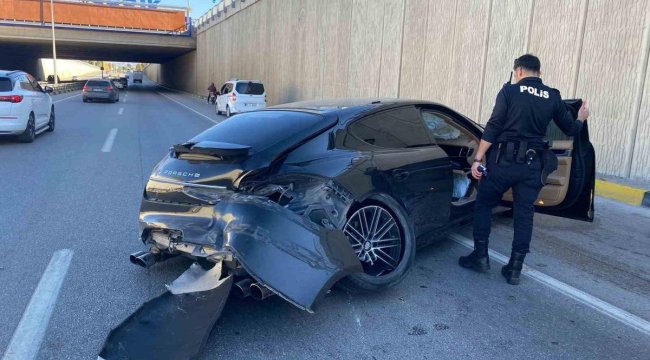 Porsche otomobil önce bir araca sonra alt geçit duvarına çarptı: 1 yaralı