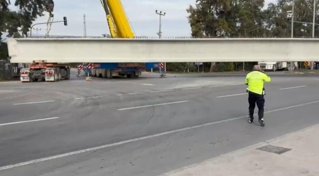Tonlarca ağırlıktaki beton blok taşıyan tırın tekeri koptu