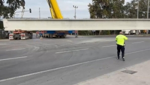 Tonlarca ağırlıktaki beton blok taşıyan tırın tekeri koptu