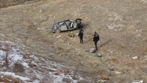 Lastiği patlayan otomobil şarampole uçtu: 1 ölü, 2 yaralı