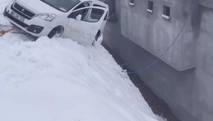 Siirt'te kayan otomobil evin duvarında asılı kaldı