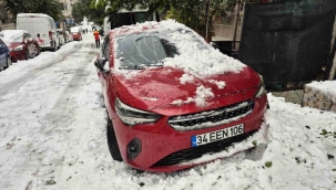 Sultangazi'de çatıdan düşen kar kütlesi park halindeki otomobile zarar verdi