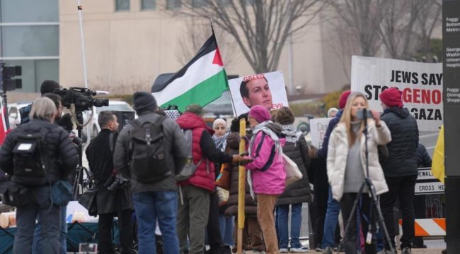 Gazze Barış Kurulu toplantısı sırasında Filistin destekçilerinden protesto: 2 gözaltı