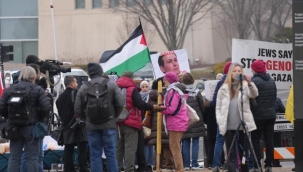 Gazze Barış Kurulu toplantısı sırasında Filistin destekçilerinden protesto: 2 gözaltı