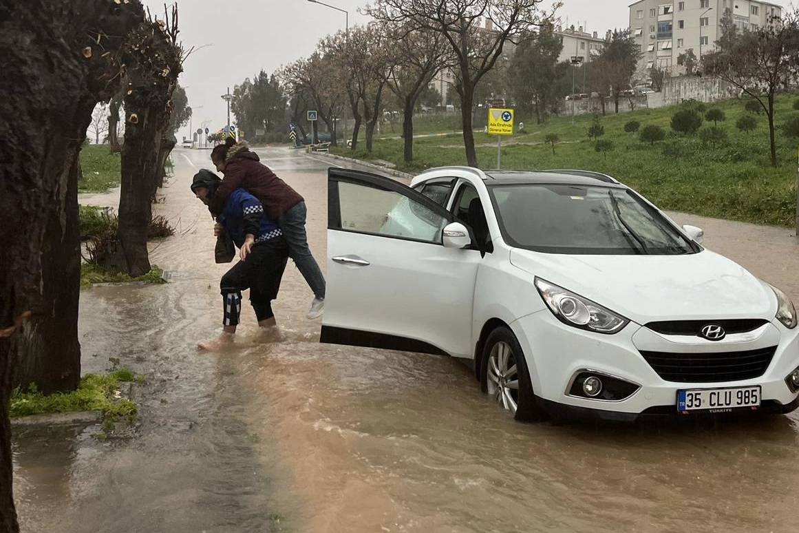 İzmir'de zabıta ekipleri vatandaşları sırtında taşıdı