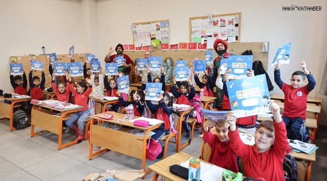 Öğrencilere Çat Kapı Tiyatro Sürprizi