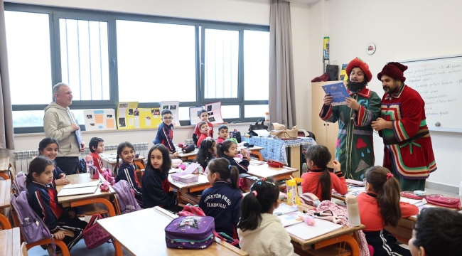 Öğrencilere Çat Kapı Tiyatro Sürprizi