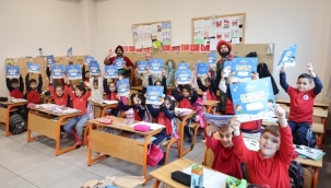 Öğrencilere Çat Kapı Tiyatro Sürprizi