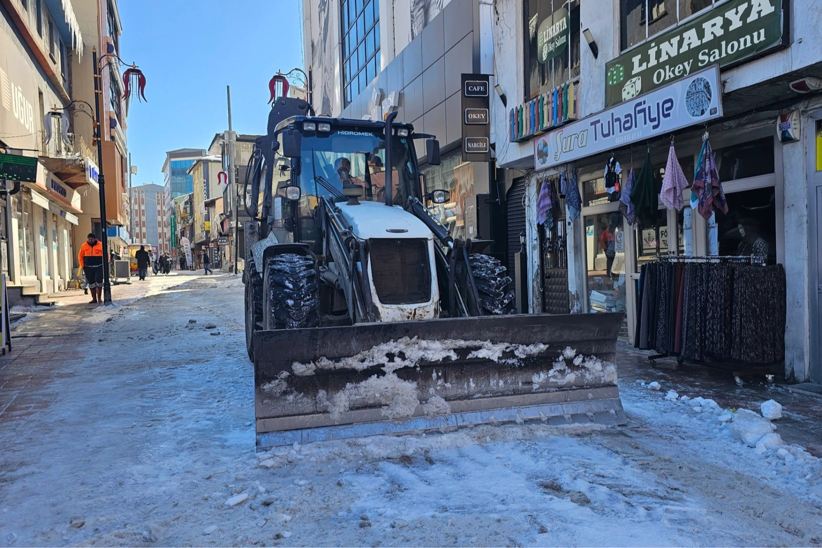Ağrı'da karla mücadele sürüyor