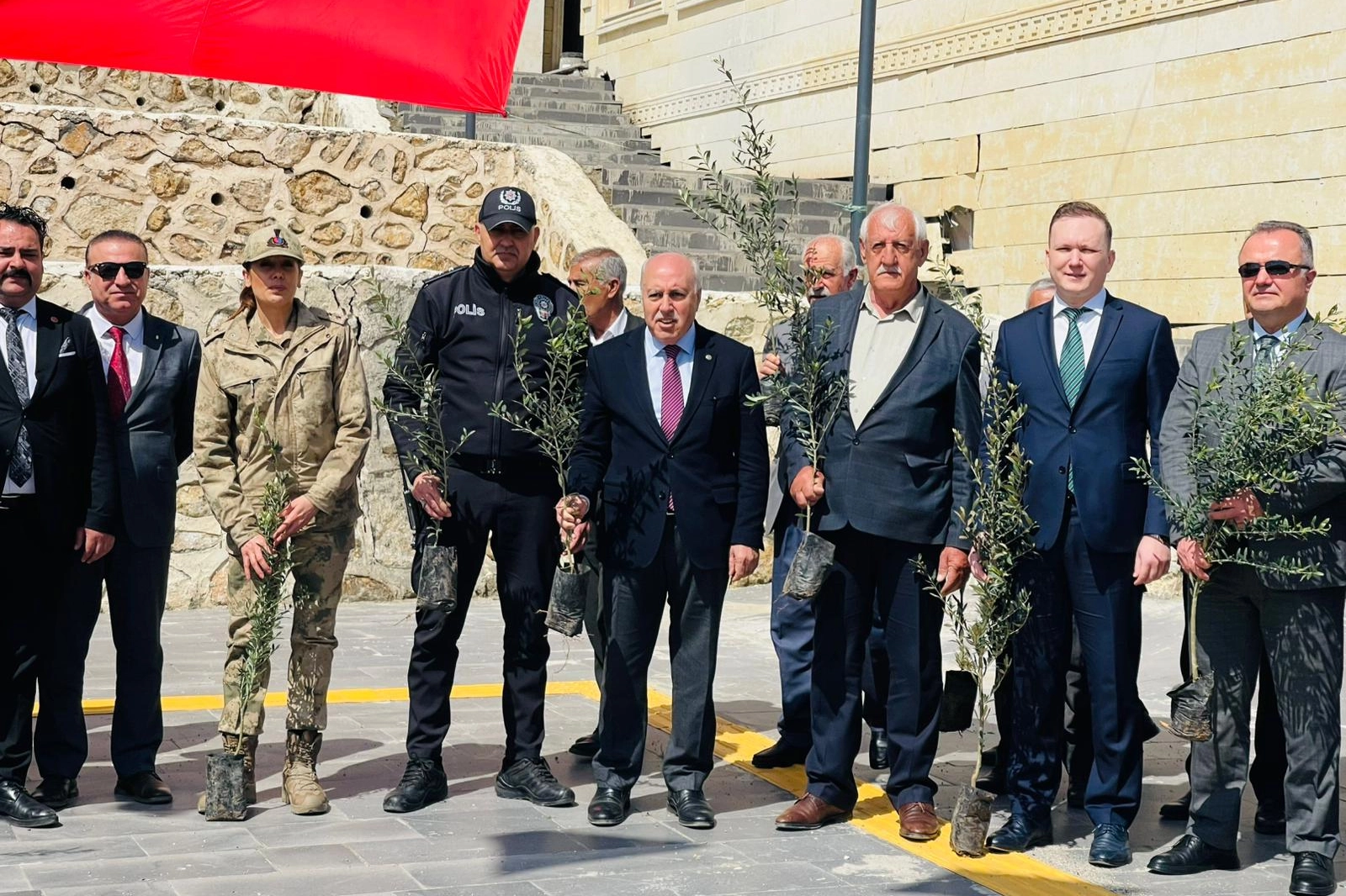 Mardin Yeşilli'de tarihi rekor! 102 bin meyveli fidan dağıtıldı