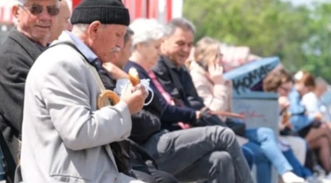 Emekliler yoksulluktan kırılıyor