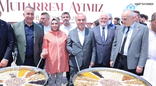 Sultangazi Belediyesi Aşure İkram Etti 