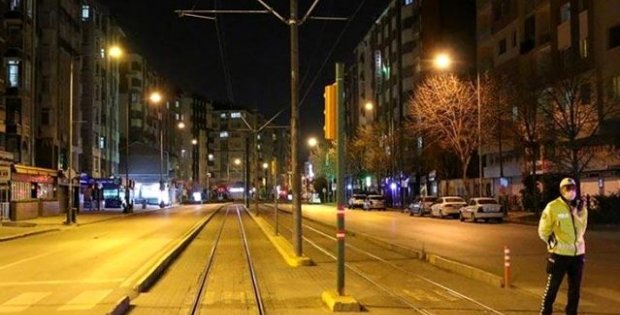31 ilde sokağa çıkma yasağı başladı! İşte yasaktan muaf olanlar ve açık olacak yerler