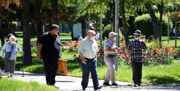 65 yaş üstü için getirilen sokağa çıkma kısıtlaması esnetildi, 18 yaş altı için kaldırıldı