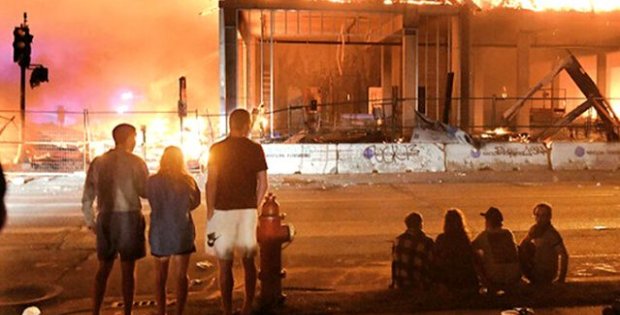ABD'de George Floyd'un polis tarafından öldürüldüğü Minneapolis'te sokağa çıkma yasağı ilan edildi