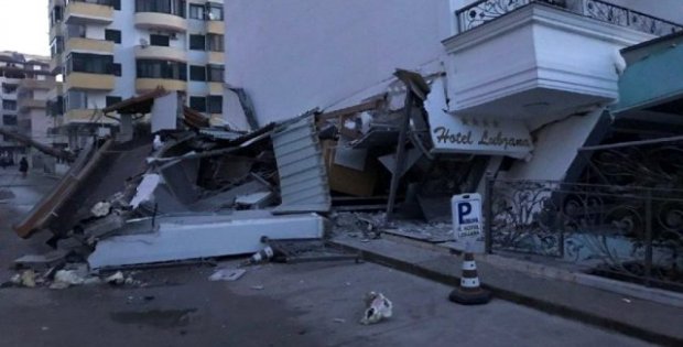 Arnavutluk'ta 6 kişinin hayatını kaybettiği depremde 20 Türk vatandaşı otel enkazında kaldı