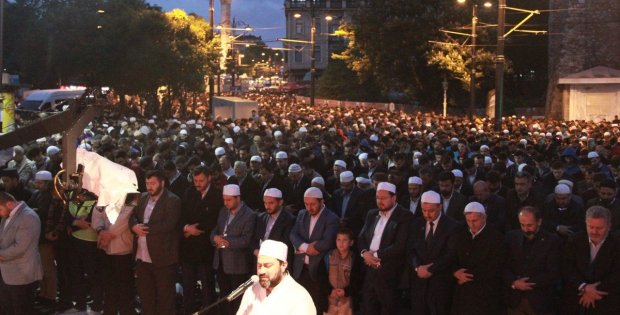 Ayasofya Camii önünde binlerce kişi sabah namazı kıldı