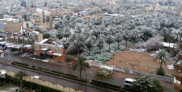 Bağdat'ta 12 yıl sonra kar yağdı, hurma ağaçları beyaza büründü