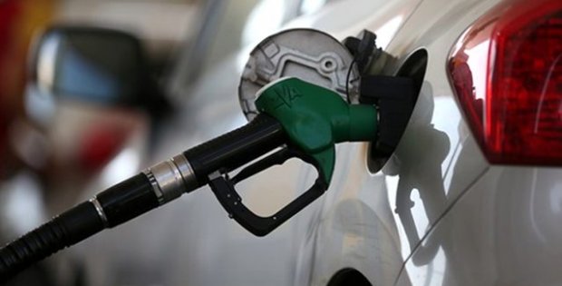 Benzinin litre fiyatı 2 yıl sonra ilk defa 6 TL'nin altına geriledi!