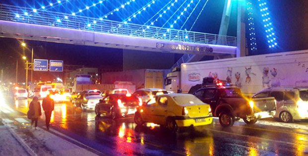 BİTLİS'te Buz pistine dönen yol zor anlar yaşattı