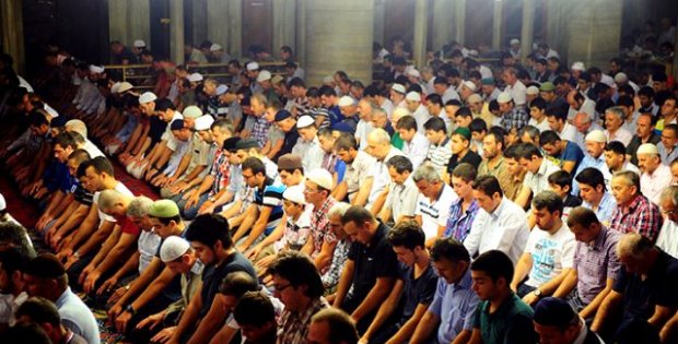Camilerde 12 Haziran'dan sonra maske takmak şartıyla cemaatle namaz kılınabilecek