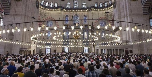 Camilerde 12 Haziran'dan sonra maske takmak şartıyla cemaatle namaz kılınabilecek