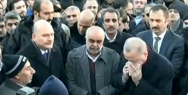 Cumhurbaşkanı Erdoğan, Elazığ'da katıldığı cenaze namazında gözyaşlarına hakim olamadı