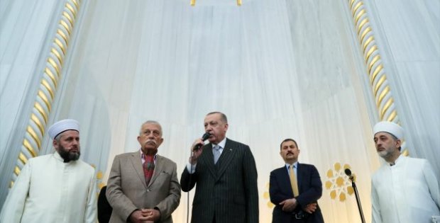 Cumhurbaşkanı Erdoğan'dan koronavirüs uyarısı: Öpüşmeyi ve sarılmayı erteleyelim
