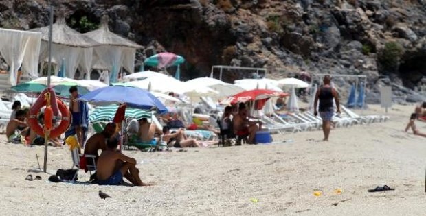 Danimarkalı turist, ülkesinden daha güvenli gördüğü Alanya'da tatilin tadını çıkarıyor
