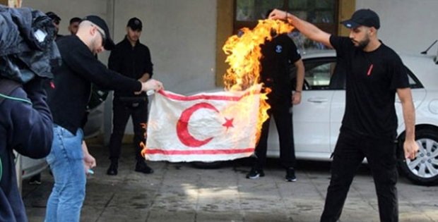Dışişleri Bakanlığı, Kıbrıs Rum kesiminde KKTC bayrağının yakılmasını kınadı