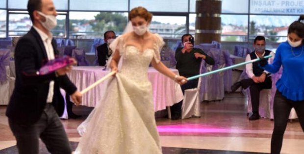 Düğün yapacak çiftlere Bilim Kurulu Üyesi Özlü'den kötü haber: Eskisi gibi düğün yapma olasılığı yok