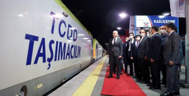 Dün akşam tarihi bir an yaşandı: İlk yurt içi yük treni Marmaray'dan geçti