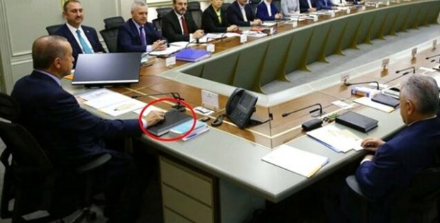 Erdoğan, siyasi hayatında kendisine eşlik eden kara kaplı defterden ayda 2 tane bitiriyor