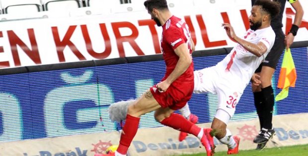 Galatasaray, Şener Özbayraklı'nın yerine Nazım Sangare'yi transfer edecek